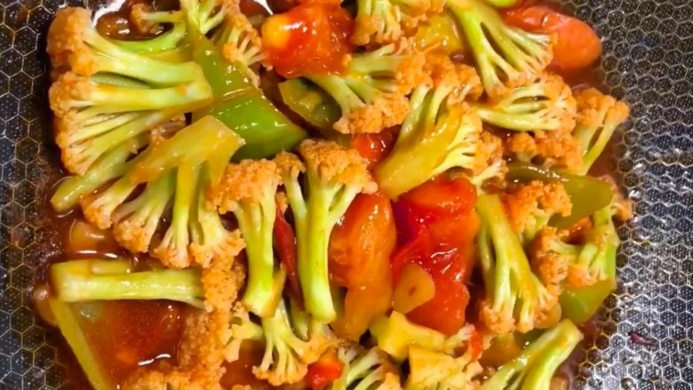 西红柿🍅炒花菜,家常小炒菜花完成