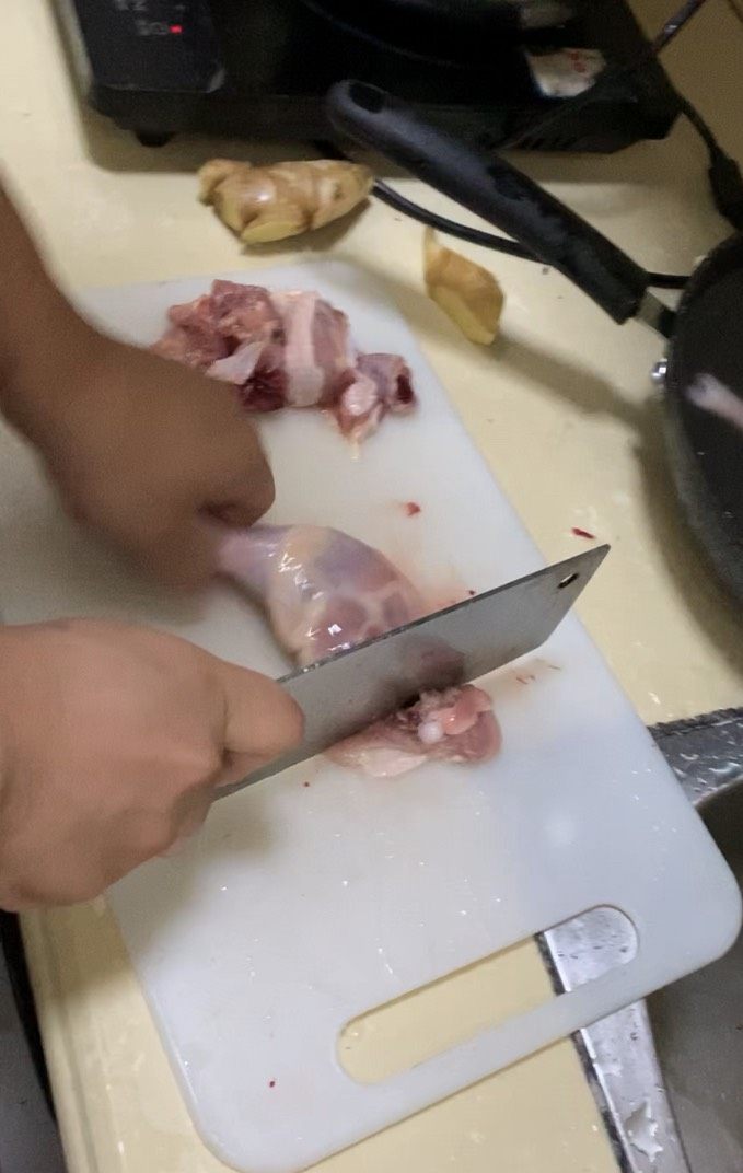 椰子鸡汤,鸡腿砍块，冲水洗净