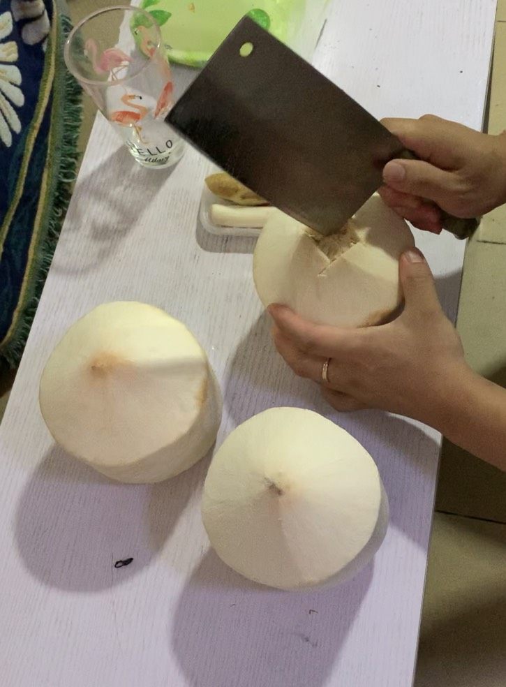 椰子鸡汤,椰青从上方用菜刀开口，也可以用专门的工具开洞