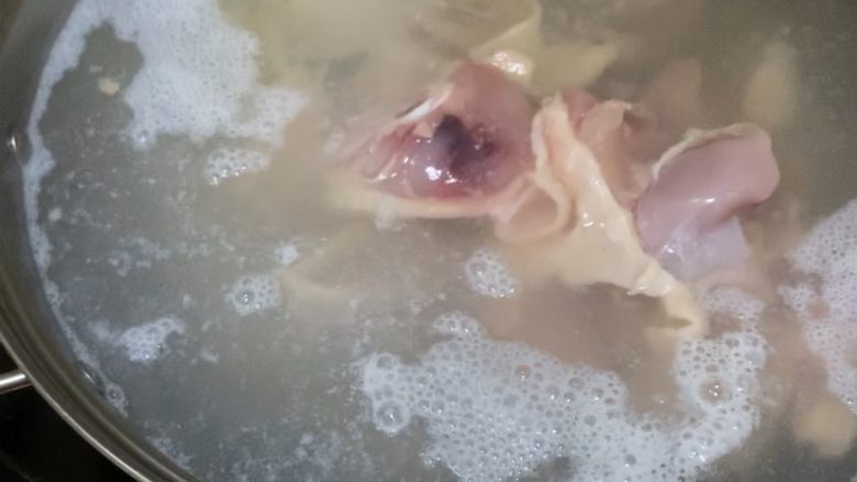 椰子鸡汤,锅中加姜片，倒入<a style='color:red;display:inline-block;' href='/shicai/ 9601'>鸡腿肉</a>过去血水捞出