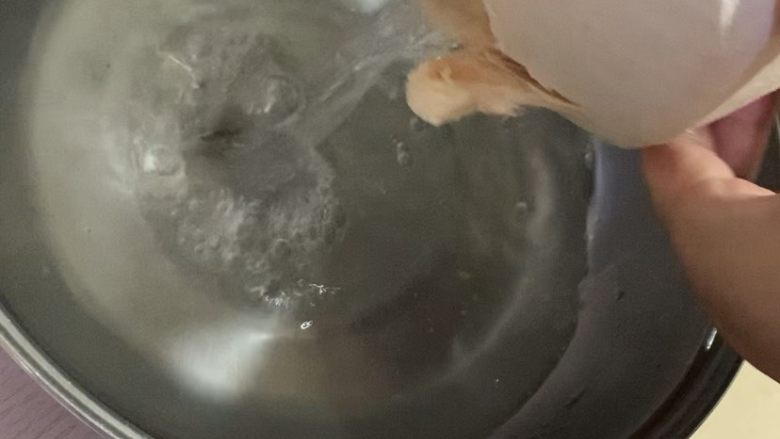 椰子鸡汤,锅洗净倒入椰子水