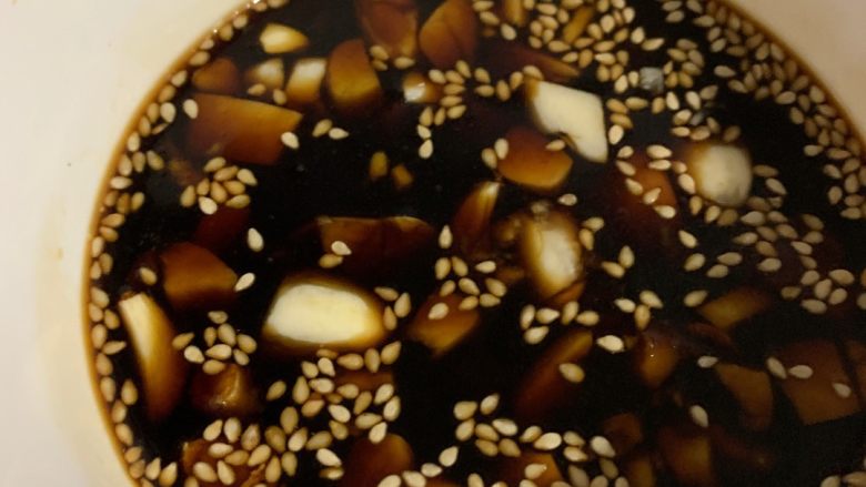 椰子鸡汤,也可调点蘸料蘸鸡肉吃