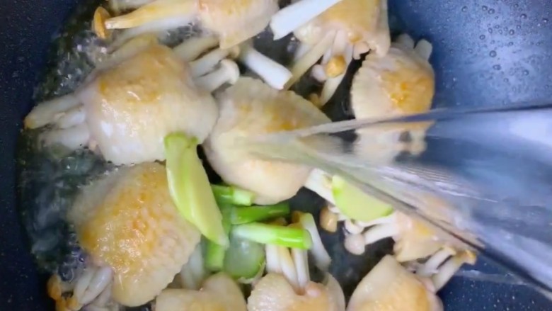 (家常菜)鸡翅包白玉菇,加入清水没过鸡翅