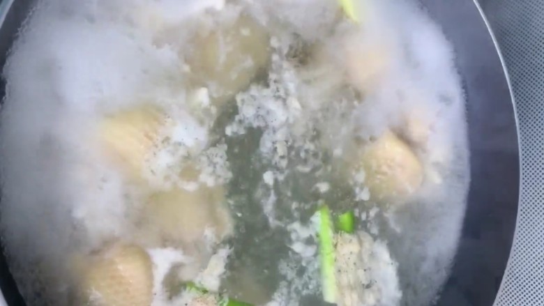 (家常菜)鸡翅包白玉菇,煮出血沫