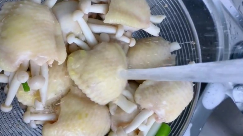 (家常菜)鸡翅包白玉菇,捞出冲洗干净备用