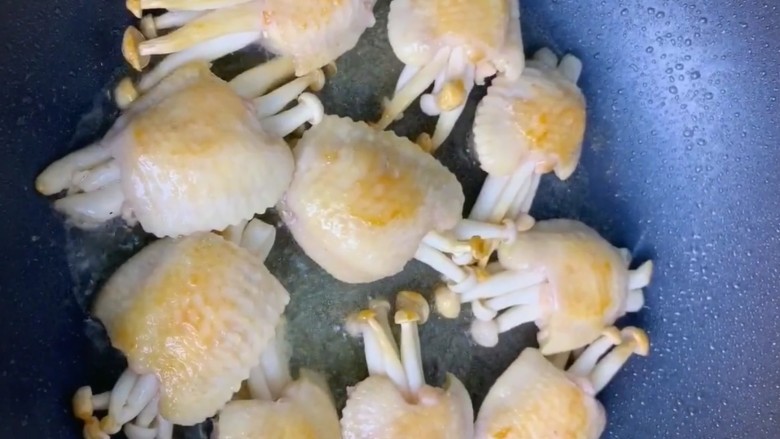 (家常菜)鸡翅包白玉菇,煎至两面金黄