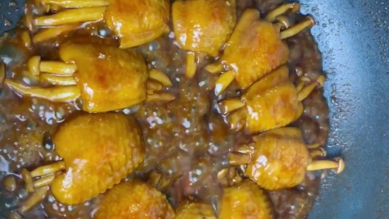 (家常菜)鸡翅包白玉菇,开盖大火收汁