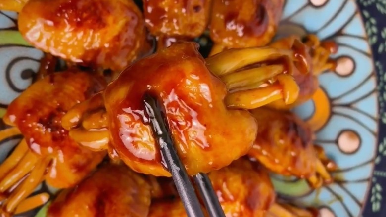 (家常菜)鸡翅包白玉菇,鸡翅包菇制作完成