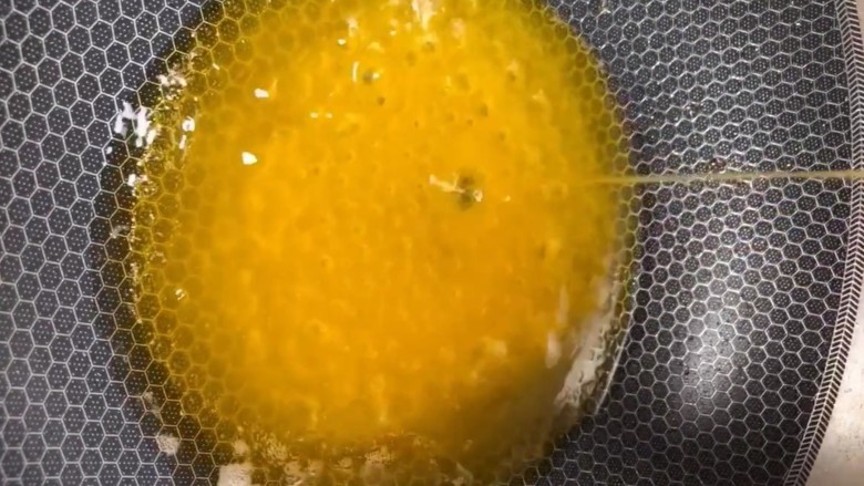 橙汁大虾,锅留少许油倒入调好的橙汁