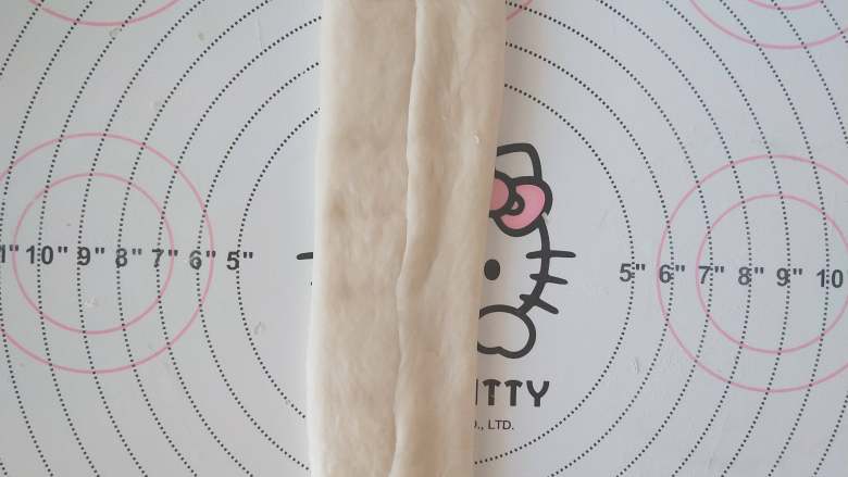 鲜奶油土司,9、将左右两边向中间对折。