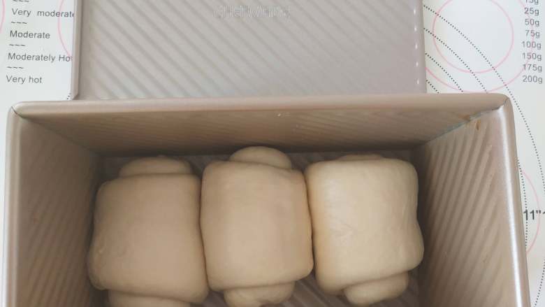 鲜奶油土司,11、放入学厨土司盒中进行二发。