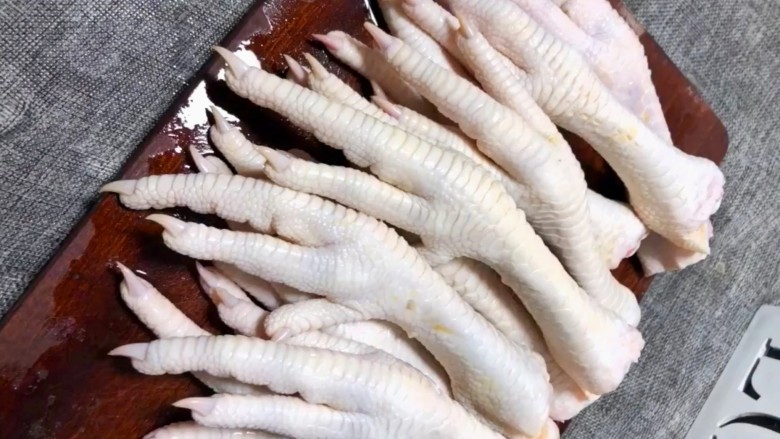 泡椒凤爪,准备一把白富美的大<a style='color:red;display:inline-block;' href='/shicai/ 89'>鸡爪</a>