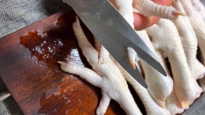 泡椒凤爪,剪去指甲