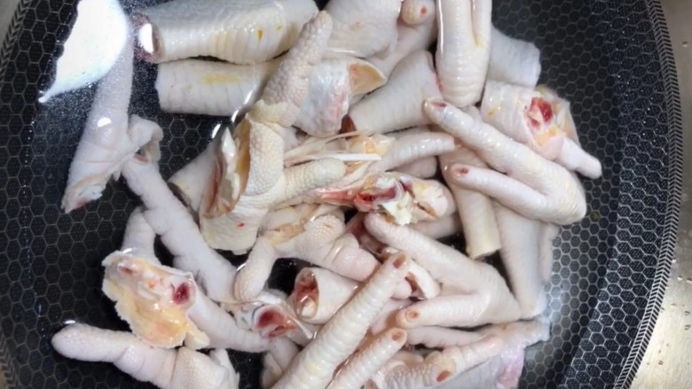 泡椒凤爪,鸡爪剁成小块凉水下锅