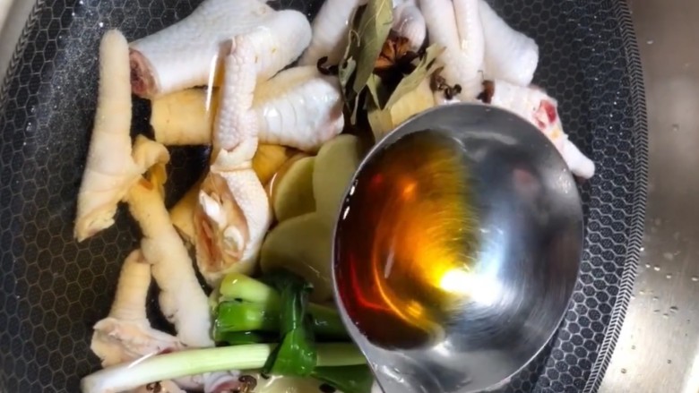 泡椒凤爪,放一勺的料酒去腥