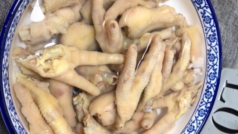 泡椒凤爪,煮熟的鸡爪冲凉，放在冰水中泡二十分钟
