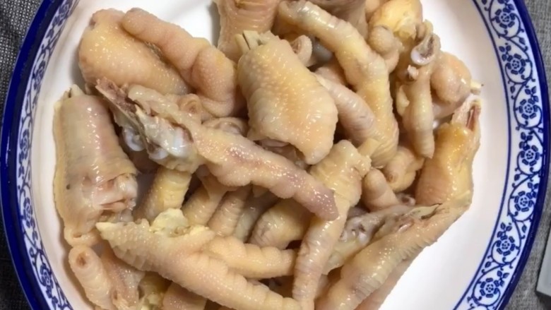 泡椒凤爪,控干水分