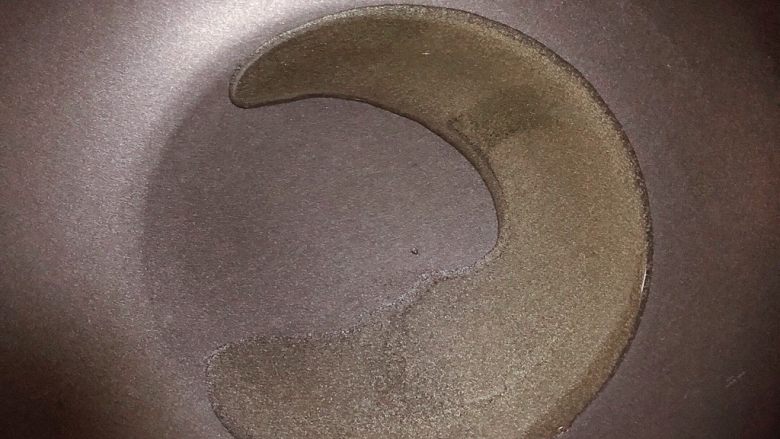 双茄肉沫拌面 | 10分钟快手打卤面,锅中倒入油,烧至五成热。