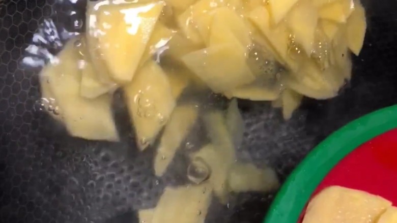 家常炒土豆片,锅中水开下入土豆片焯烫两分钟