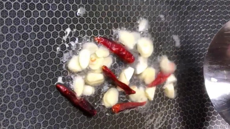 家常炒土豆片,锅中烧油放入蒜片,<a style='color:red;display:inline-block;' href='/shicai/ 86474'>干辣椒</a>炒香