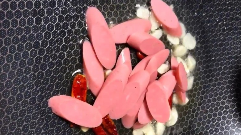 家常炒土豆片,放入火腿片翻炒