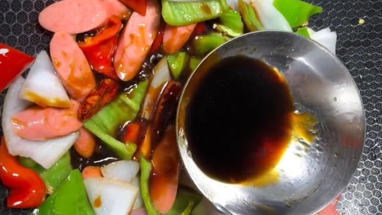 家常炒土豆片,放一勺耗油，，一勺<a style='color:red;display:inline-block;' href='/shicai/ 788'>生抽</a>，一勺<a style='color:red;display:inline-block;' href='/shicai/ 750'>陈醋</a>翻炒