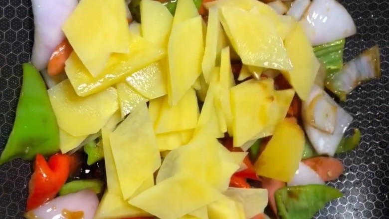 家常炒土豆片,再放入煮好的土豆片翻炒