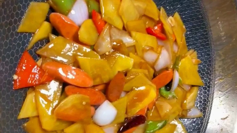 家常炒土豆片,大火翻炒均匀