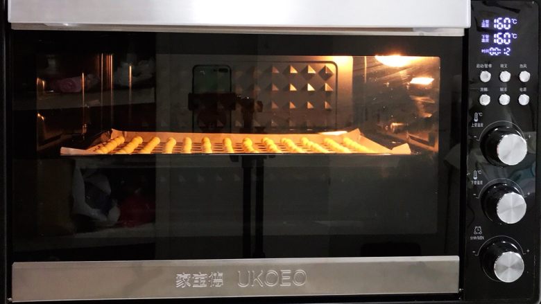 旺旺小馒头,入预热好的烤箱中,上下火160度,烤12分钟,温度和时间依各自烤箱情况调整,最后3分钟注意观察小馒头表面上色情况,烤至表面微黄即可出炉。