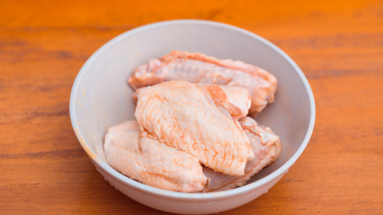 小食光 | 鸡翅还能这样吃？！零失败快手菜说的就是它了吧~,<a style='color:red;display:inline-block;' href='/shicai/ 96'>鸡翅</a>在腌制前切两刀