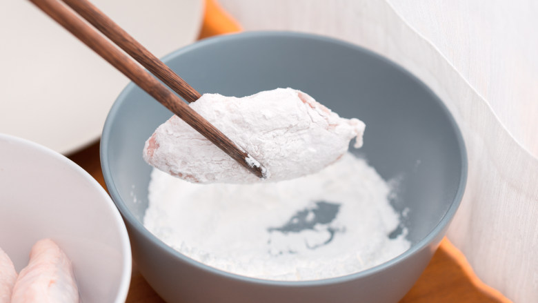 小食光 | 鸡翅还能这样吃？！零失败快手菜说的就是它了吧~,腌制好的鸡翅表面裹上淀粉