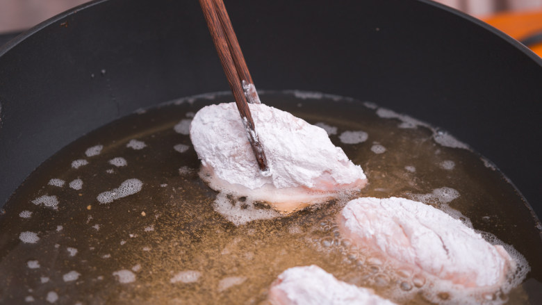 小食光 | 鸡翅还能这样吃？！零失败快手菜说的就是它了吧~,锅烧热油，插入筷子会冒小泡即可放入鸡翅