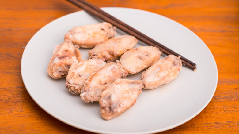 小食光 | 鸡翅还能这样吃？！零失败快手菜说的就是它了吧~,炸至表面金黄即可