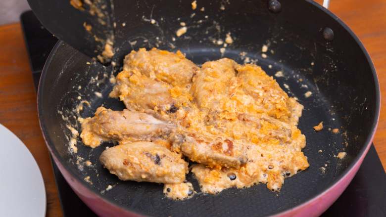 小食光 | 鸡翅还能这样吃？！零失败快手菜说的就是它了吧~,加入鸡翅翻炒均匀，待鸡翅表面裹匀蛋黄后即可捞出