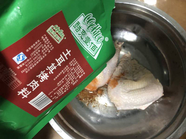 土耳其风味杂蔬烤鸡腿,倒入酷克100土耳其风味烤肉料，稍加一点点水