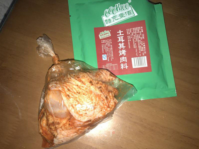 土耳其风味杂蔬烤鸡腿,装入保鲜袋放入冰箱冷藏腌制一夜