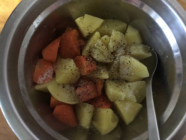 土耳其风味杂蔬烤鸡腿, 蒸好的土豆和胡萝卜加入<a style='color:red;display:inline-block;' href='/shicai/ 134333'>黑胡椒</a>、盐和<a style='color:red;display:inline-block;' href='/shicai/ 851'>橄榄油</a>拌匀