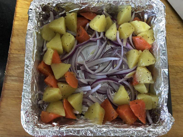 土耳其风味杂蔬烤鸡腿, 在放好土豆和胡萝卜