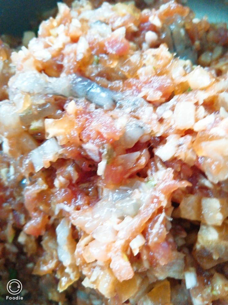 三鲜烧卖,牛肉馅里放姜末，葱末，料酒，酱油，蚝油，盐，花椒水调好。
大虾剥去虾皮，用料酒腌30分钟，一个虾切三段，拌入牛肉馅中。