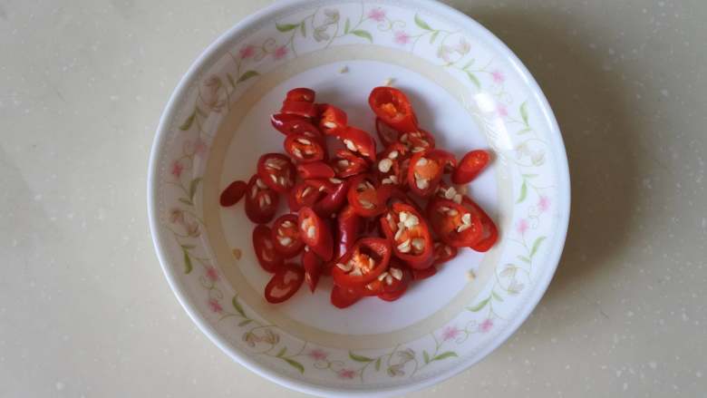 凉拌皮蛋, 小米椒、香菜切碎
