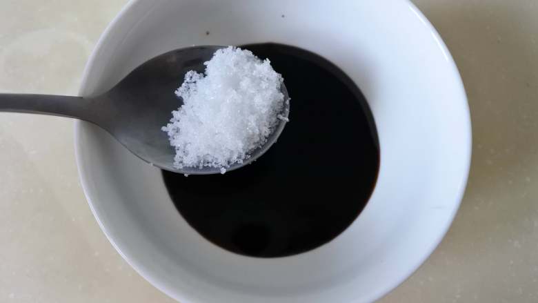 凉拌皮蛋,生抽里依口味加入白醋、糖、盐调匀。浇到皮蛋上