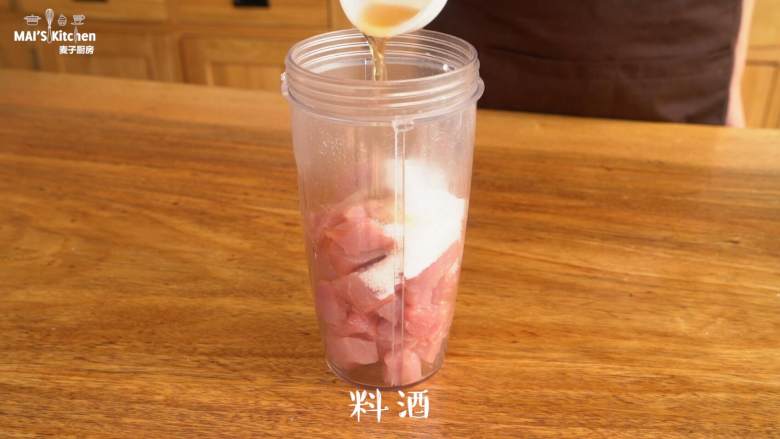 自制【蜜汁猪肉脯】,放入<a style='color:red;display:inline-block;' href='/shicai/ 718'>料酒</a>