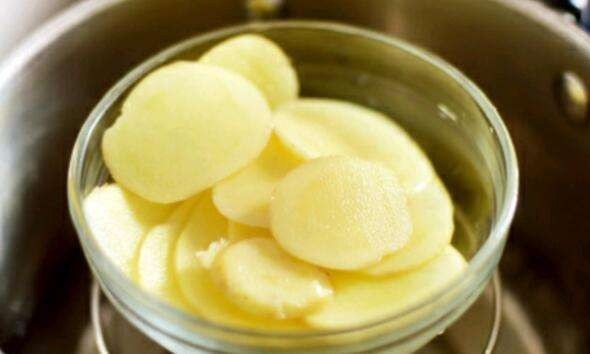 香煎牛肉土豆饼,上蒸锅，蒸熟