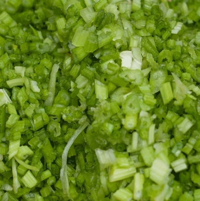 香煎牛肉土豆饼,<a style='color:red;display:inline-block;' href='/shicai/ 125'>芹菜</a>切碎备用