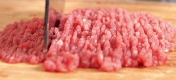 香煎牛肉土豆饼,解冻好的牛肉剁成泥备用