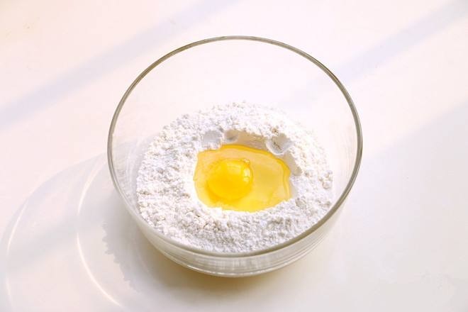 香煎牛肉土豆饼,<a style='color:red;display:inline-block;' href='/shicai/ 519'>面粉</a>中打入一个<a style='color:red;display:inline-block;' href='/shicai/ 9'>鸡蛋</a>