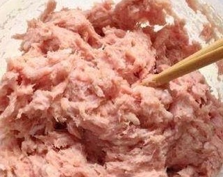 香煎牛肉土豆饼,再倒入牛肉泥和土豆泥，加少许盐，用筷子搅拌混合