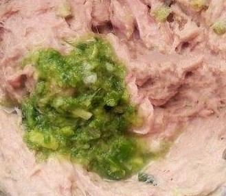 香煎牛肉土豆饼,加入芹菜碎，继续搅拌均匀