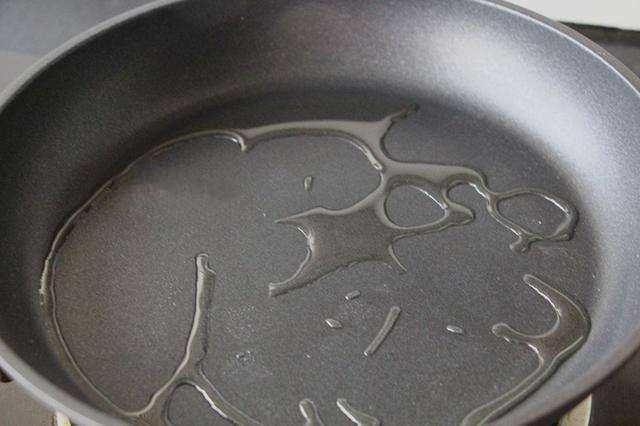 香煎牛肉土豆饼,大火热锅，等锅热后放少许油