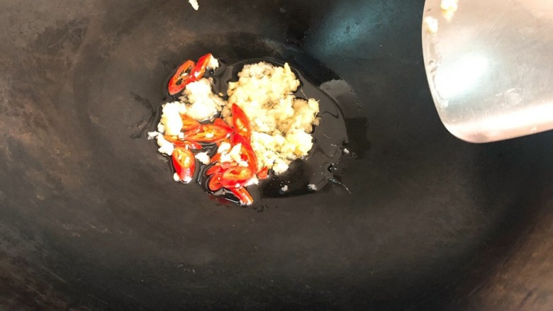 榨菜肉末蒸豆腐,蒜末,姜末,小红椒,下锅炒香